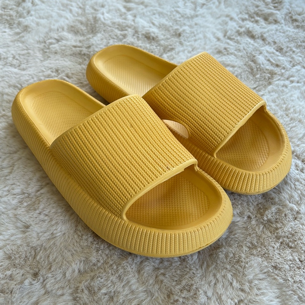 Yellow cloud slip on slide sandals, size 9